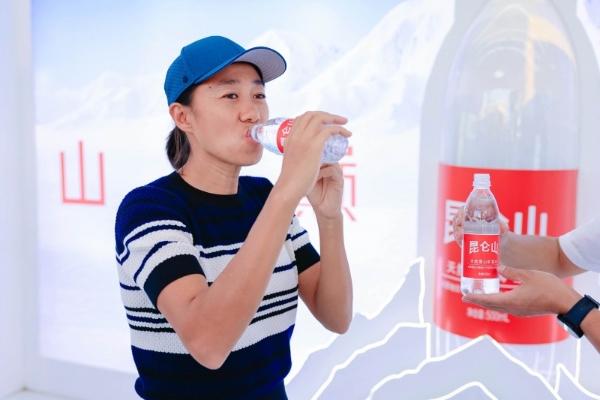 张帅现身品牌馆！昆仑山矿泉水品牌馆成中网热门打卡点 