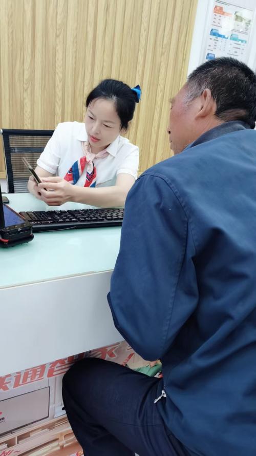“比亲闺女还贴心！”宜城联通营业厅暖心服务获老人点赞 