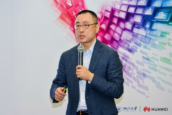 破解 AI “安全与性能” 难题！DeepSeek-R1-Safe 基础大模型在华为全联接大会2025正式发布 