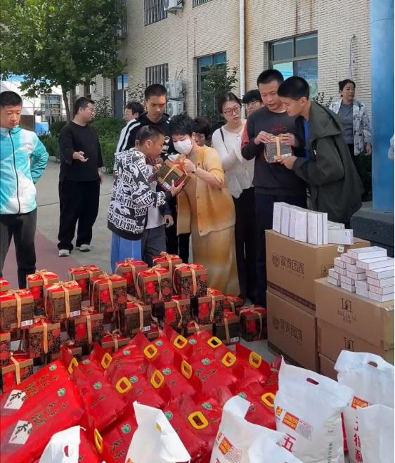 黛安蒂中秋公益行：走进星神特殊儿童关爱中心，点亮儿童成长 