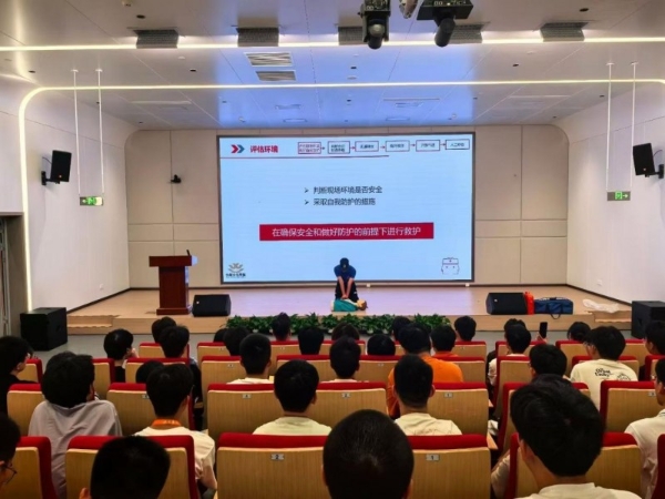 福耀科技大学开展AED急救培训<br/>伟雄文化传媒利用电影为校园安全筑起生命防线