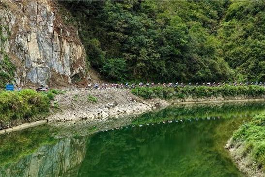 车轮上的山水画卷：2025“犀旺杯”环黄山国际公路自行车赛火热进行中