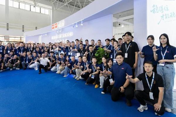 LIPO李白眼镜新品亮相2025北京眼镜展，开启儿童青少年眼镜市场增长新引擎