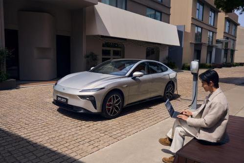 智能 + 安全双在线！2025 东风奕派 eπ007，重新定义年轻人首台车