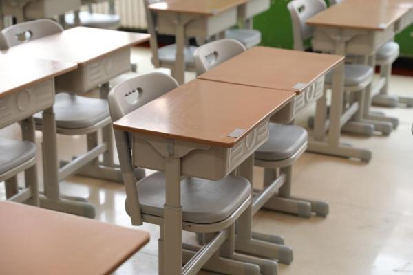 一个木盖的远行：谷雨用220套“再生”课桌椅托起宁夏学童梦想