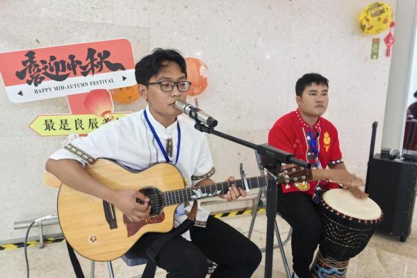 消费帮扶创新高 民族团结促振兴 ——中国东航2025中秋消费帮扶大集市侧记 