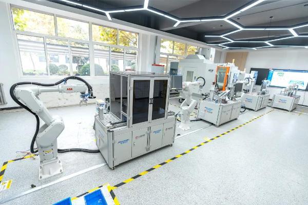 “还没毕业就被抢空”：维视智造这个实训室，让普通本科生起薪高出22% 