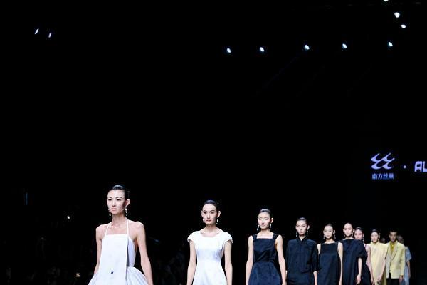 “南方丝巢×吕越” 时装发布会惊艳亮相中国国际时装周 