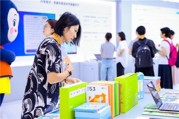2025服贸会开幕：斑马AI大模型让学习更快乐更高效 