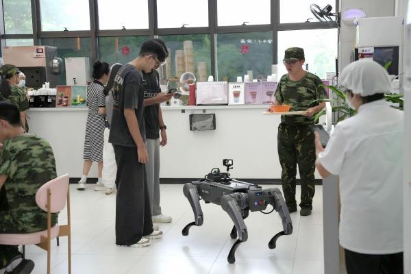 2026届校园招聘大战启幕 科技企业派机器狗进高校抢人 
