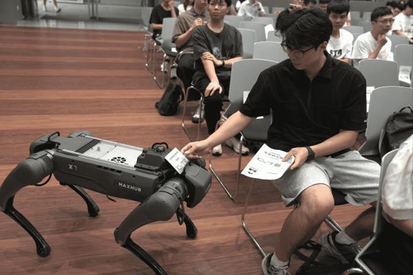 2026届校园招聘大战启幕 科技企业派机器狗进高校抢人 