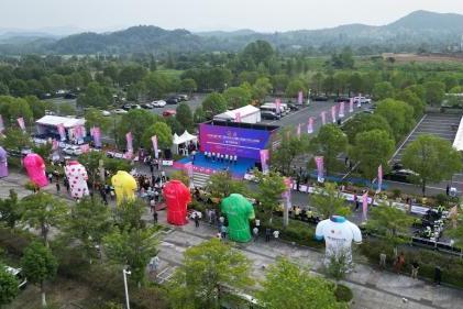 “大洪山杯”第二届中国公路自行车公开赛（湖北随县站）鸣笛开赛 