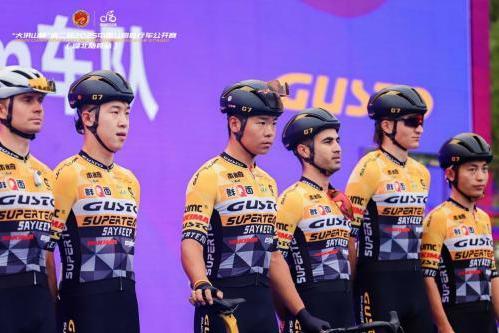 “大洪山杯”第二届中国公路自行车公开赛（湖北随县站）鸣笛开赛 