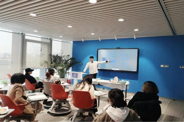 赋能青年，成就未来——职出众在教育路上的社会责任与品牌使命 
