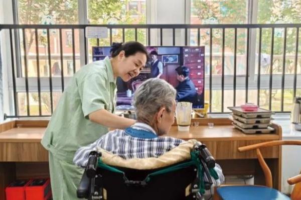 他们不是“老小孩”，可能是“未来的我们” 