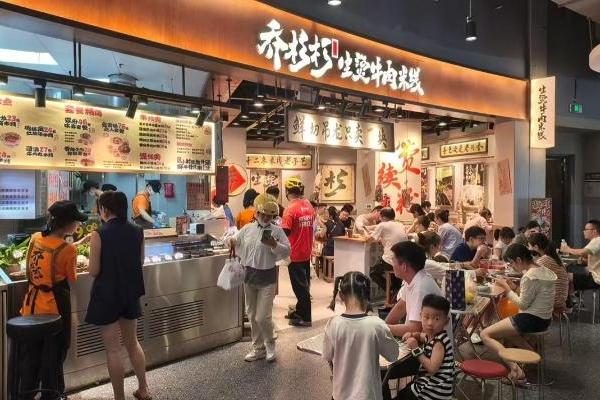 暑期狂飙！乔杉杉生烫牛肉米线70店同启，全国版图再扩容 