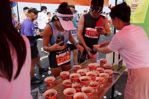张亮麻辣烫助力2025哈尔滨马拉松 点亮赛道流水席 
