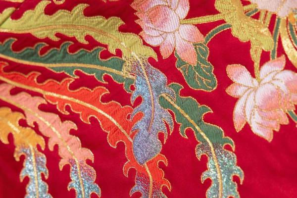 织造艺术表现提档升级 云锦博物馆新款吉服再突破皇后吉服记录 