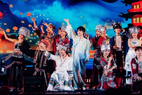 周深「深深的」巡回演唱会贵阳站落幕 七夕限定 家乡夜晚被歌声与烟火点亮 