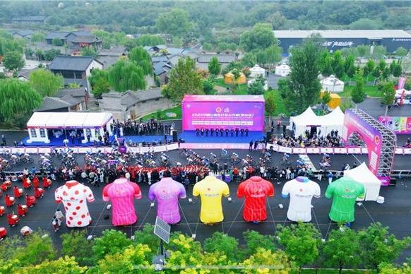 “红川绿谷 骑行太行” 2025中国公路自行车公开赛（邢台站）鸣笛开赛