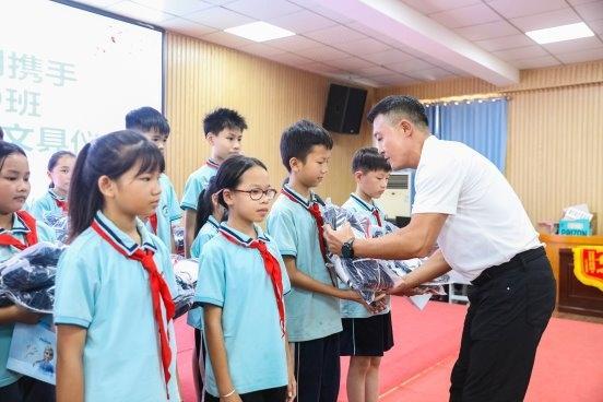 昇辉真情捐赠温暖深百校园，以公益之心点亮教育未来 