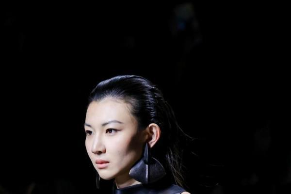 以水为媒,探索东方哲思与可持续时尚新境---2025中国国际时装周（秋季）ROSEMOO容子木「無形之形」系列 