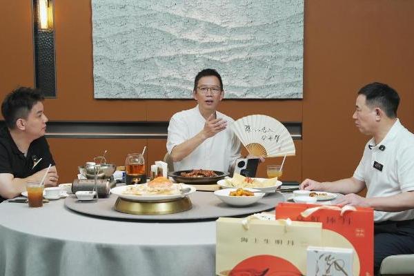 吴晓波探店徐记海鲜：在5万亿餐饮红海中，读懂“难而正确”的长期主义 