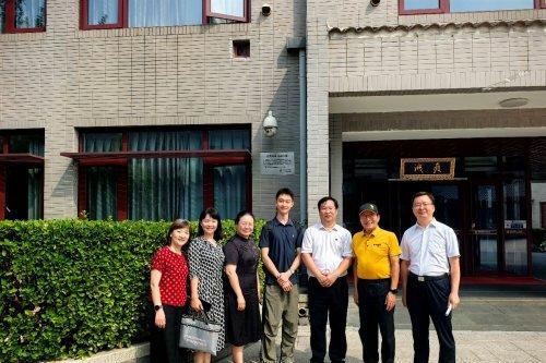 Z世代青年唐樱溪回馈母校，北京三十五中为可持续发展杰出校友立碑 