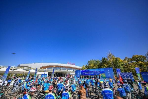 2025“一带一路”国家驻华使节自行车赛长白山站暨“长白山旅游股份杯” 第八届环长白山森林自行车赛开赛，书写“体育+”发展新篇 