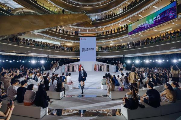 银泰百货联动小红书共启 “秋日入场式” 双场景解锁秋冬时尚 
