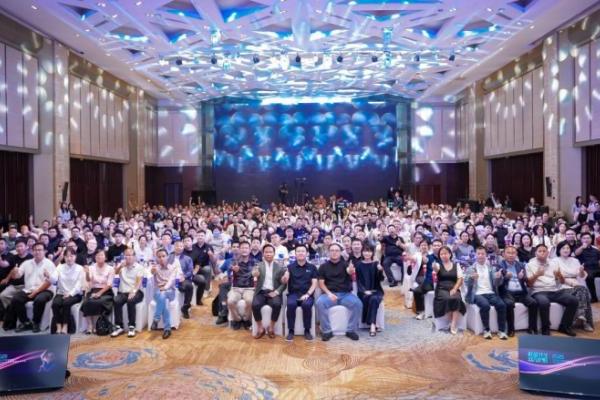 高报行业数字化升级新篇章：小鹭AI联盈峰会，共筑智能增长双引擎 