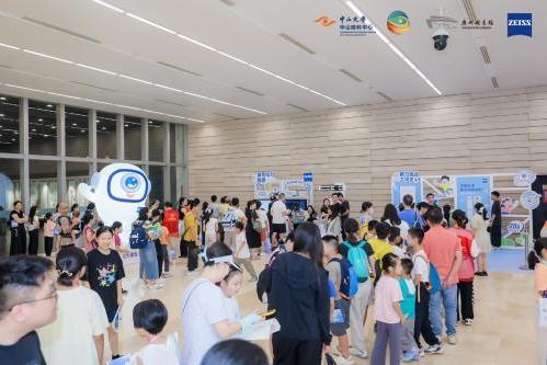 “EYE护视界 阅见未来”蔡司光学携手中山眼科、广州图书馆开启公益新篇章 