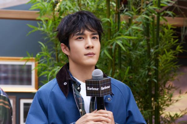 Barbour 诚邀韩东君莅临成都太古里，共庆Tartan经典格新主题快闪店耀然启幕 