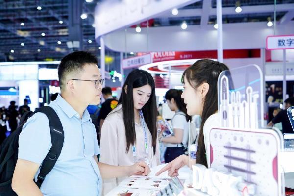 极简微创·焕新领航——登腾闪耀FDI 2025世界口腔大会，共筑口腔健康新未来 
