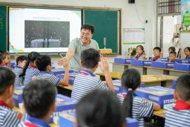 高途“我AI科学课·希望工程乡村教育赋能项目”在革命老区百色启动  