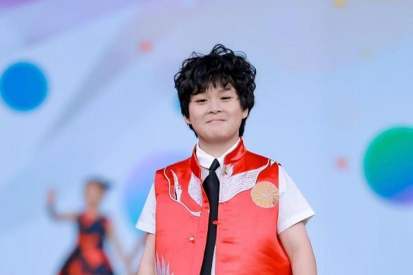 时尚承载责任：小鹤鹤“潮享日”公益秀瞩目京城，少年龚喜演绎东方大美 