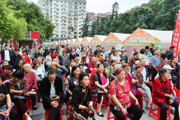 “乐享川超 当燃绵阳”熊猫消费节暨游仙区迎国庆、 庆中秋、惠民生消费季活动启幕 