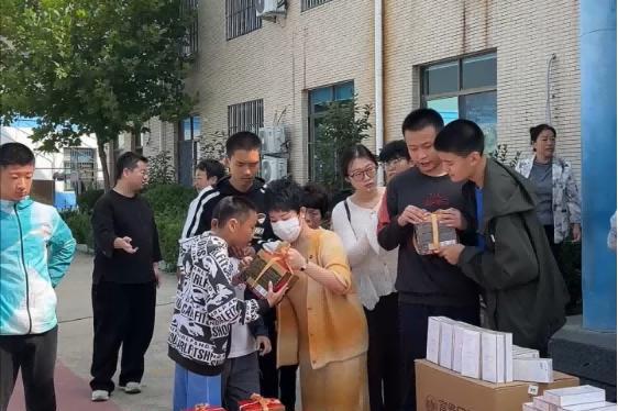 黛安蒂中秋公益行：走进星神特殊儿童关爱中心，点亮儿童成长 
