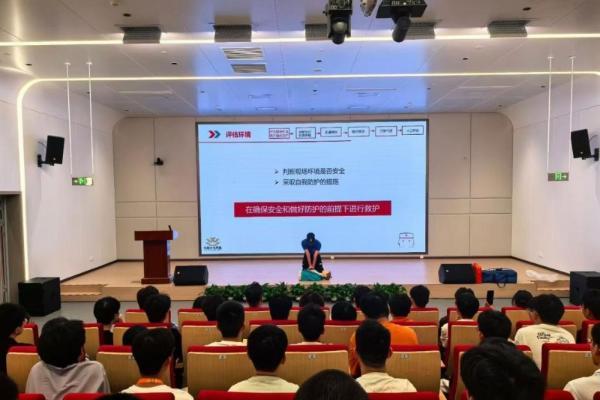 福耀科技大学开展AED急救培训<br/>伟雄文化传媒利用电影为校园安全筑起生命防线