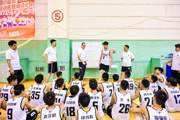 中国小篮球全国总训练营闭营，乔丹儿童以专业装备助力精英少年淬炼之路 