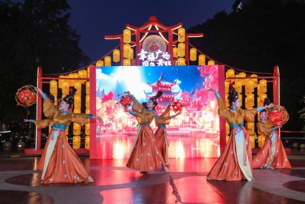 都江堰幸福广场双节活动点亮文商旅融合发展新篇章，助推传统商业转型升级！ 