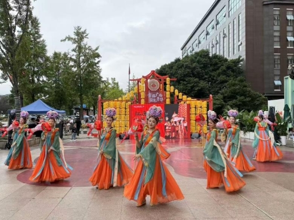 都江堰幸福广场双节活动点亮文商旅融合发展新篇章，助推传统商业转型升级！ 
