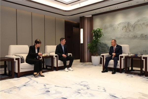 鸿晨集团携手潘基文先生,共筑全球视觉健康新篇章