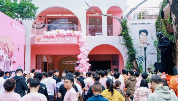 Hello Kitty打碟？花木兰发糖？郑州雅迪摩登创意店开业玩穿越！