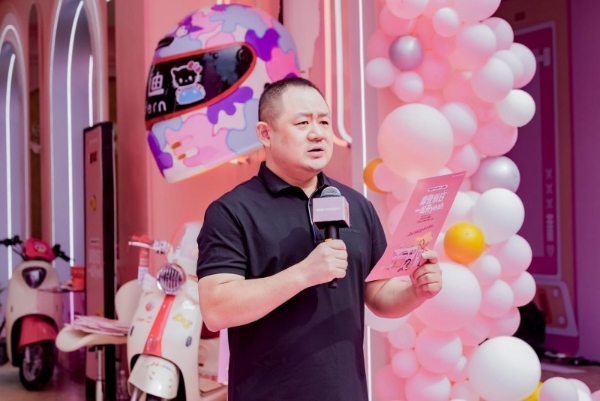 Hello Kitty打碟？花木兰发糖？郑州雅迪摩登创意店开业玩穿越！