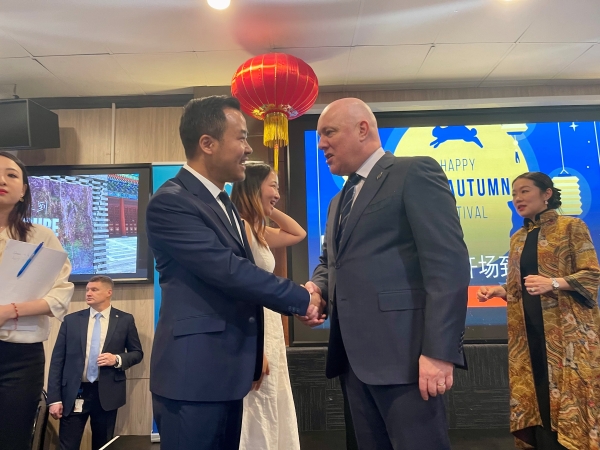 植根新西兰，架设亚太金融桥梁RockGlobal CEO Hayden受总理Luxon邀请出席中秋晚宴，共绘中新合作新蓝图。 