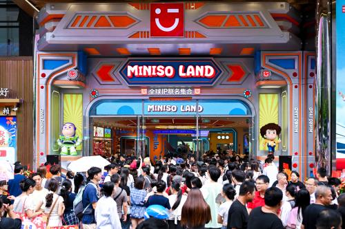 持续发力“首发经济”，名创优品MINISO LAND双首店亮相重庆 