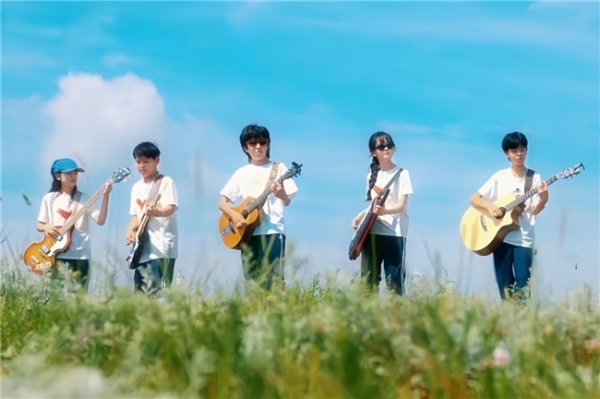 王亚伦《中国少年》MV温暖上线 音乐少年用歌声与行动诠释新时代风采