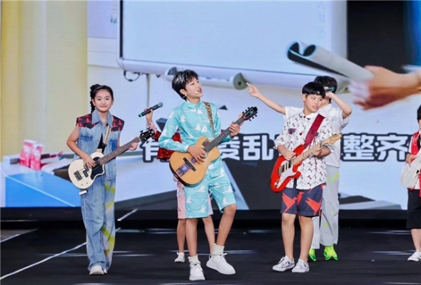 王亚伦《中国少年》MV温暖上线 音乐少年用歌声与行动诠释新时代风采