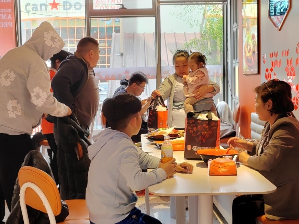 张亮麻辣烫蒙古乌兰巴托双店同开，全球扩张步伐持续加速 